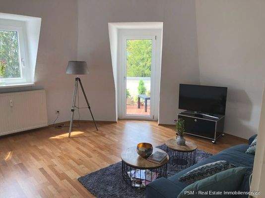 Wohnzimmer mit Balkon