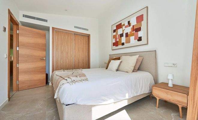 Schlafzimmer mit praktischen Einbauschränken