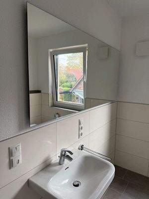 Ansicht Wachbecken mit Spiegel.JPG