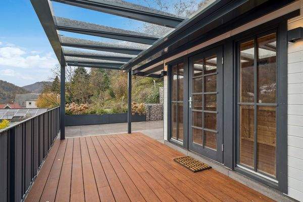 Überdachter Freisitz mit Gartenhaus &amp; Terrasse