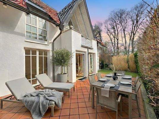 SÜDWEST-TERRASSE (KI-möbliert)