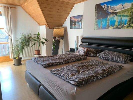 Schlafzimmer hell und mit Zugang zum Balkon