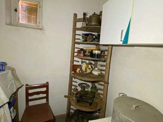 38 Speise- und Abstellkammer neben der Küche.jpg