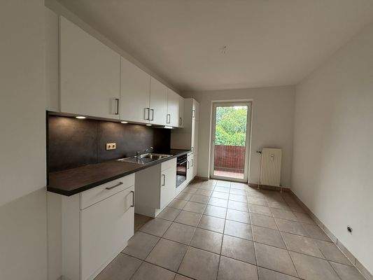 Moderne Küche mit Balkon