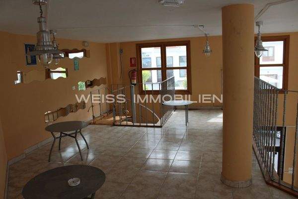 Restaurant mit Tischen 