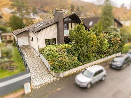 Frontansicht mit Auffahrt zur Garage
