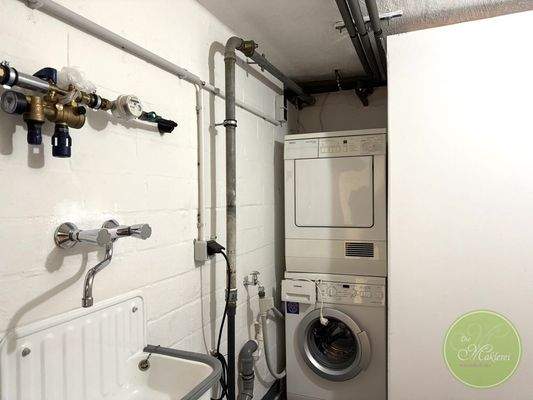 Waschmaschinenraum mit WaMa &amp; Trockner inklusive.