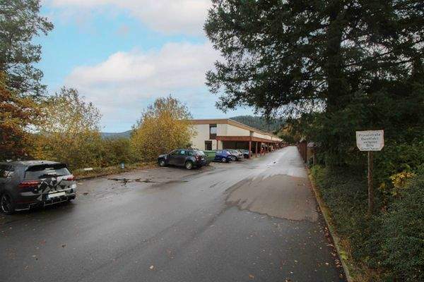 Parkplätze + Hauskomplex