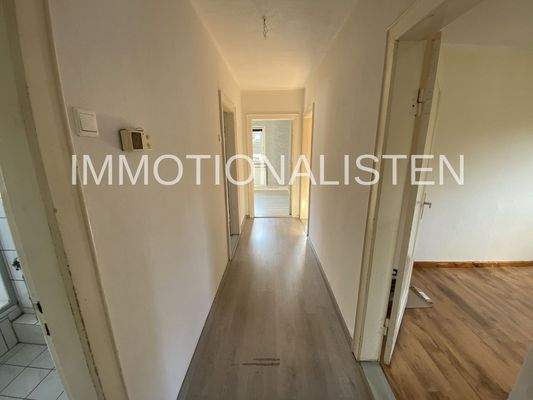 Flur mit Bick zum Kinderzimmer Wohnung 4