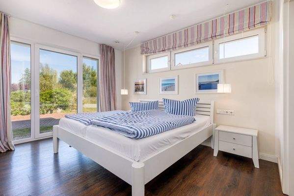 Schlafzimmer mit hochwertigem Bad im EG