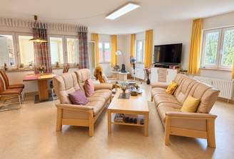 Helles Wohnzimmer mit Wintergarten