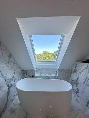 Badezimmer mit freistehender Badewanne