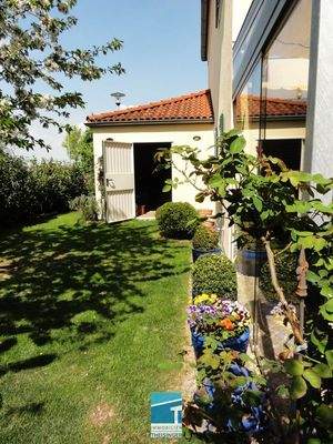 West-Seite mit Eingang in die Garage