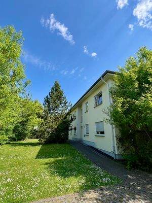 Außenansicht mit Vorgarten