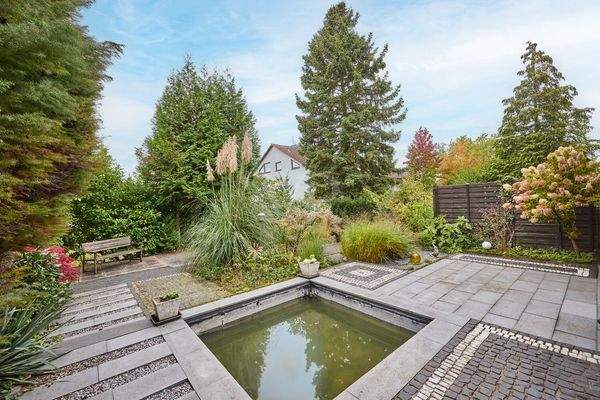 Garten mit Wasserbecken