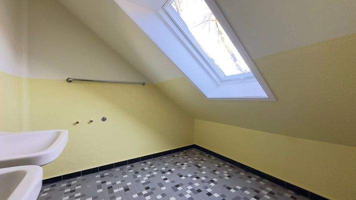 Bad im Dachgeschoss