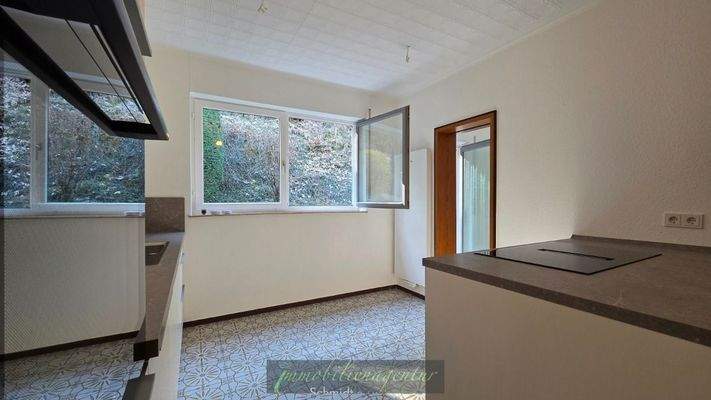 Küche mit Zugang zur Abstellkammer und Terrassenzugang