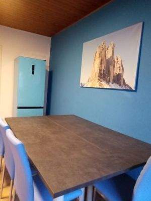 Küchentisch mit Kühl-/Gefrierkombi