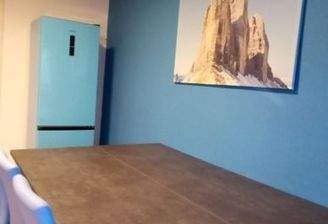 Küchentisch mit Kühl-/Gefrierkombi