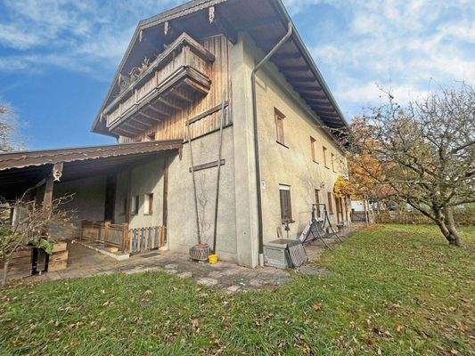 Überdachter Bereich und Außentreppe in den Keller