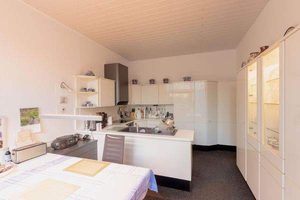 Die helle, gepflegte und gut durchdachte Küche mit viel Stauraum