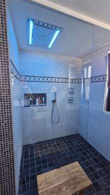 1. OG - Dusche mit Wechsellicht-Regendusche