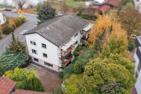 Rückansicht mit Balkon und Garten