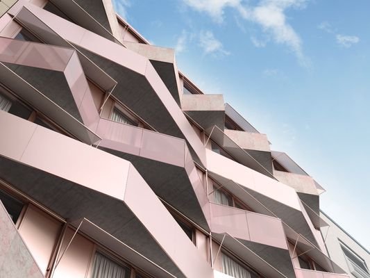 JOUX AM TACHELES Fassade mit blauem Himmel