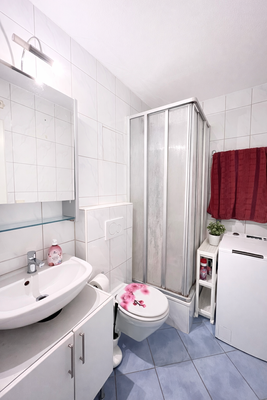 Bad mit Dusche und WC