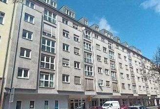 Gebäudefassade mit großen Fensterelementen