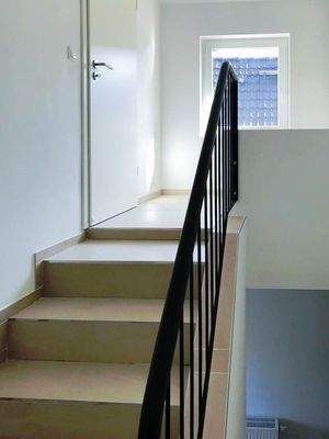 Eine hochwertig geflieste Treppe