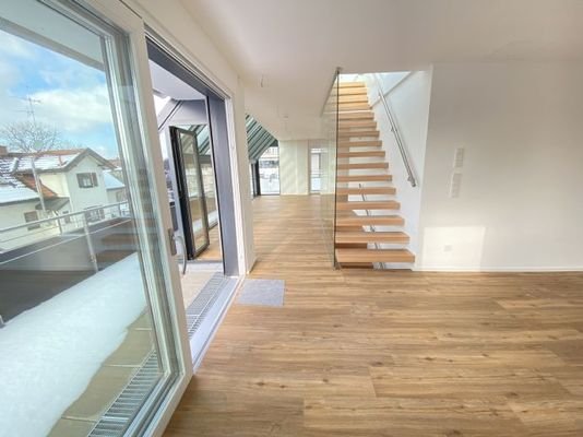 Wohnzimmer mit Ausgang zur Dachterrasse oben