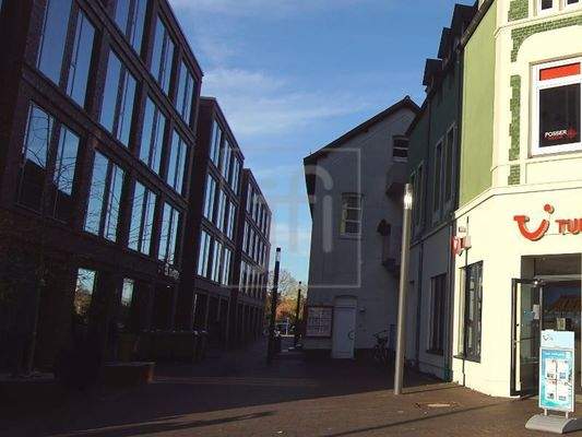 direkt neben der Sparkasse