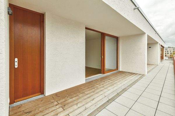 Ostterrasse und Zugang zum Stauraum