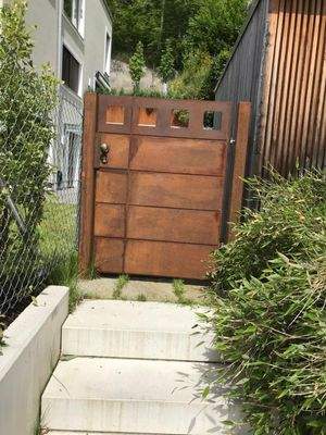 Eingang vom Gehweg in den Garten