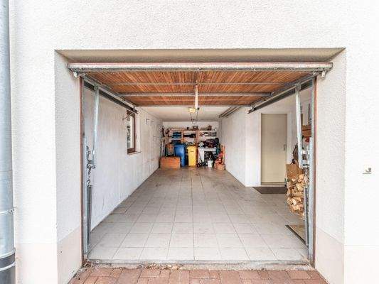 integrierte Garage mit direktem Zugang in das Haus