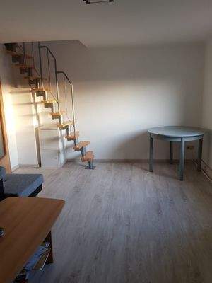 Wohnzimmer mit Treppe zum Dachspitz.jpg