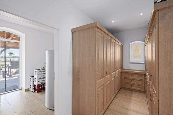 Terrasseneingang mit Hauswirtschaftsraum und Ankleidezimmer