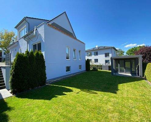 Gepflegter Garten mit Gartenhaus