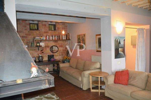 altra vista sala con camino 