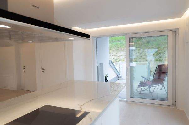 Blick Richtung Balkon und Gartenanteil