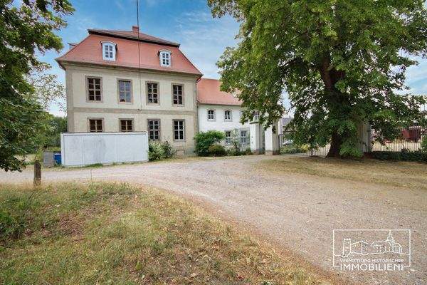 Ostansicht mit einem Seitenflügel