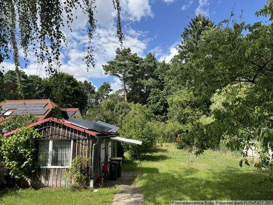 Blick zum Nebengebäude und in den Garten