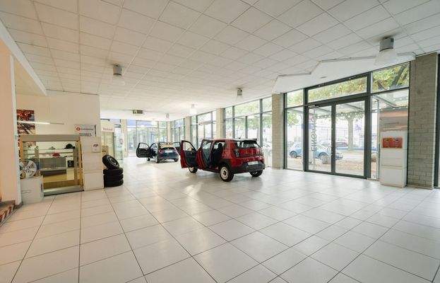 Ausstellungshalle links innen III