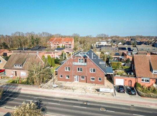 ... sowie ein dazugehöriges Carport...