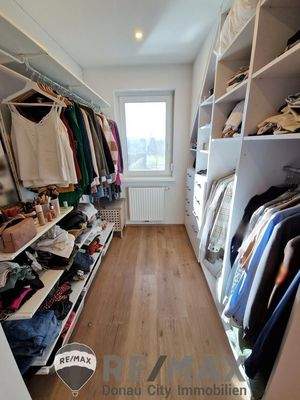 12.Begehbarer Kleiderschrank