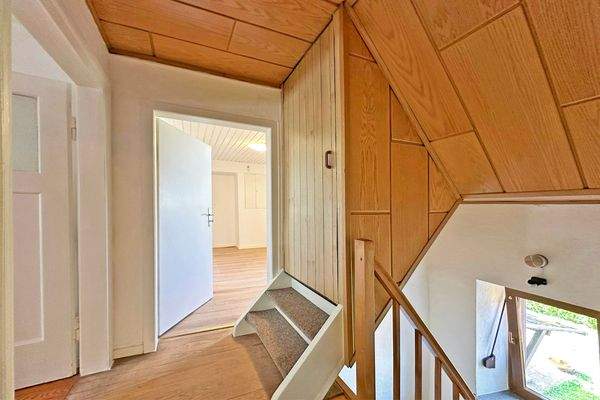 Diele mit Treppenhaus im 1.OG