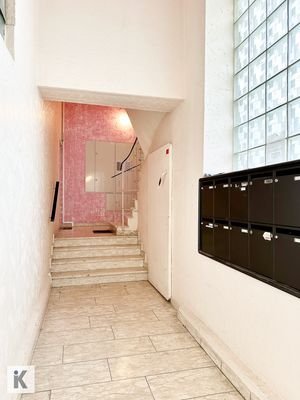 Hausflur mit Briefkastenanlage