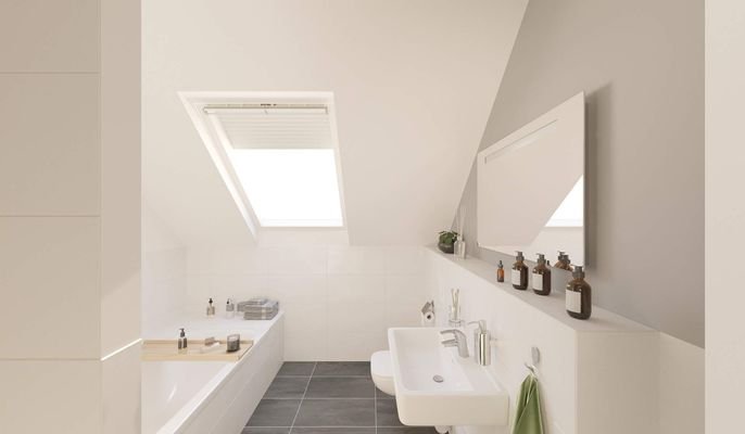 Modernes Tageslichtbad mit Badewanne und bodenglei