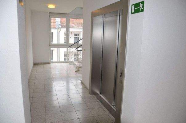 Treppenhausflur mit Aufzug